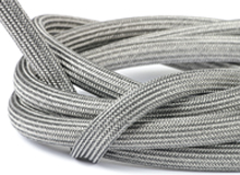 Fundas trenzadas para asegurar mazos de cables y mangueras donde el movimiento de los componentes del motor o las altas temperaturas