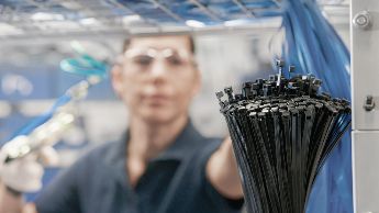 Ataduras de cables en fabricante de raíles