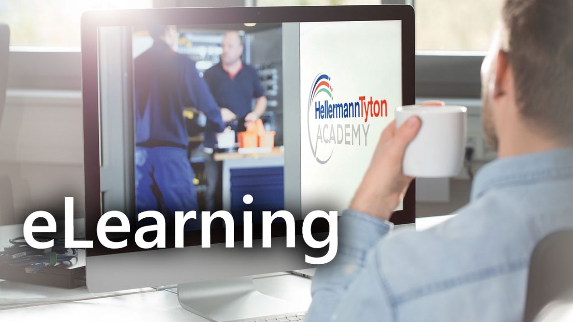 Hombre sentado frente a un monitor y realizando un eLearning ACADEMY