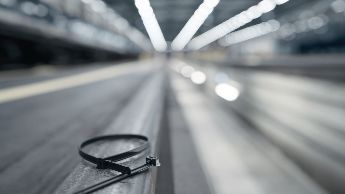 Sujetacables sobre vía férrea