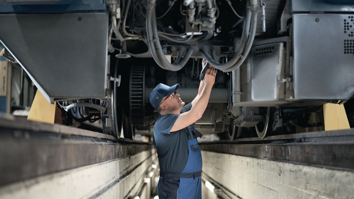Hombre trabajando en un vehículo ferroviario