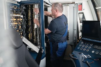 HellermannTyton ofrece infinidad de soluciones para organizar cables en instalaciones eléctricas