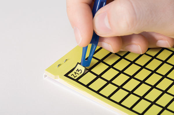 Perfectas para un etiquetado industrial rápido: las etiquetas manuales HELASIGN 270.