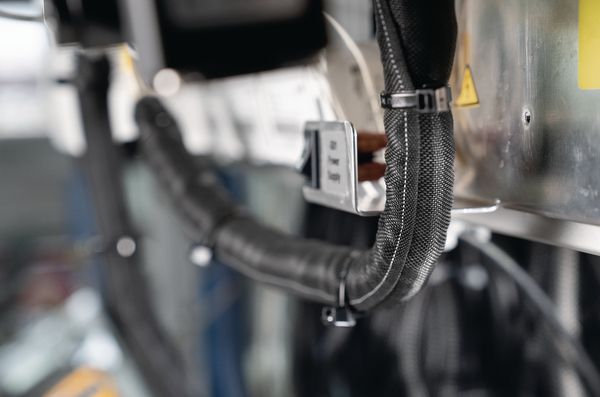Funda de poliéster ignífuga de de cierre automático Helagaine Twist-In-FR, de HellermannTyton