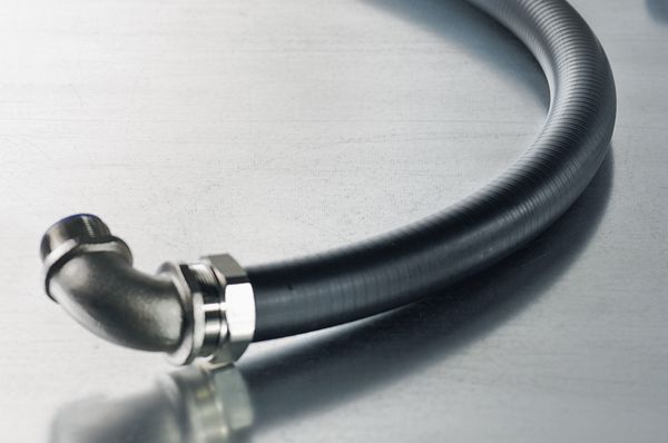 Tubo metálico estanco IP68 con revestimiento de plástico LTS, de HellermannTyton