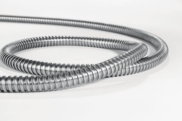 Tubos metálicos flexibles Helaguard SSC de HellermannTyton