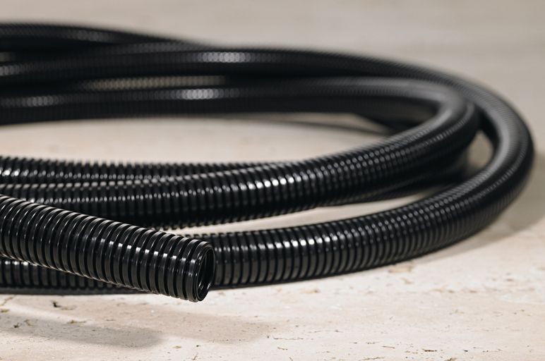 Tubo corrugado flexible y ligero con un pequeño radio de curvatura.