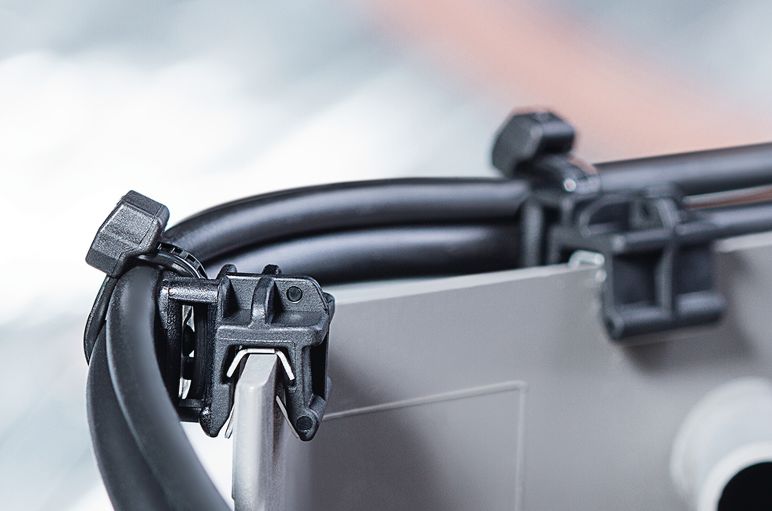 El EdgeClip es un elemento de fijación de bridas de dos piezas con pinzas de sujeción para bordes planos.