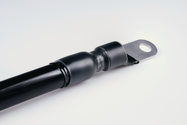 Tubo termorretráctil semirrígido de poliolefina sin halógenos con revestimiento interior de adhesivo termofusible.