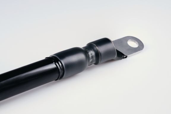 Tubo termorretráctil semirrígido de poliolefina sin halógenos con revestimiento interior de adhesivo termofusible.