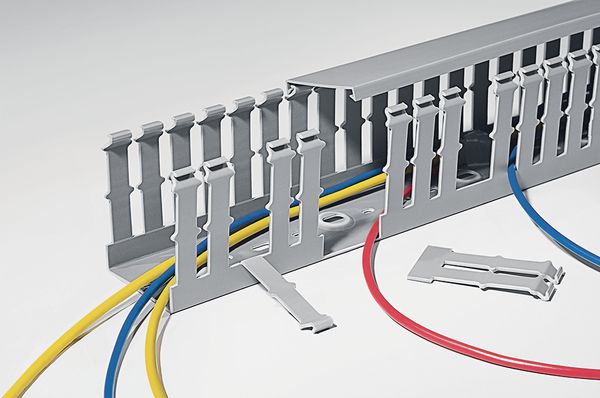 canaleta ranurada para instalación de cuadros eléctricos gris de HellermannTyton