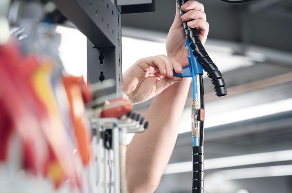 organizador de cables Helawrap: con herramientas de aplicación para una rápida instalación