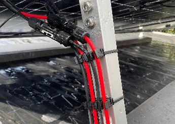 Enrutamiento y alivio de tensión para cables múltiples en instalaciones solares