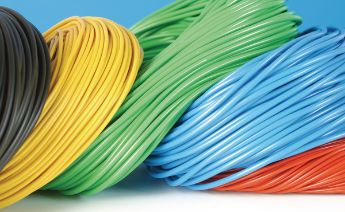 Tubos de PVC flexibles disponibles en colores negro, amarillo, verde, azul y rojo