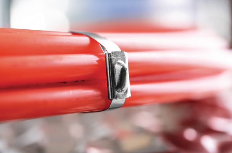 Las bridas de acero inoxidable de la serie MBT garantizan seguridad adicional, alta resistencia a la tracción y al fuego.