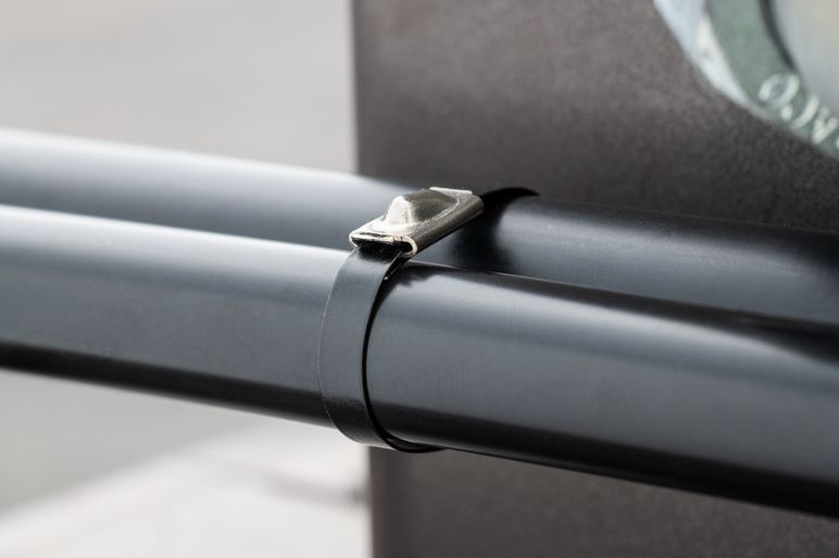 La brida para cables MBT-FC es una brida de acero inoxidable revestido con bordes lisos.
