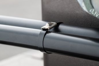 La brida para cables MBT-FC es una brida de acero inoxidable revestido con bordes lisos.