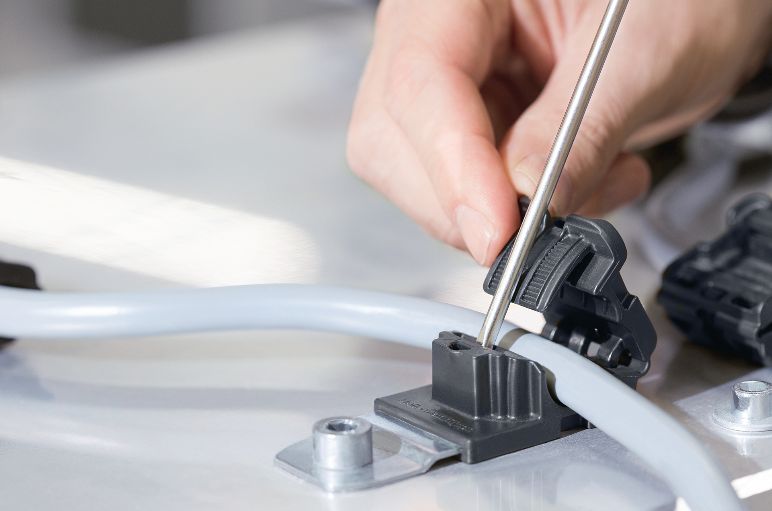 abrazaderas ajustables resistentes a alto impacto ratchet p-clamp de hellermanntyton
