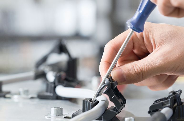 La abrazadera Ratchet P-Clamp puede reabrirse fácilmente