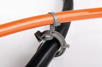 El clip de cable para tuberías ofrece una perfecta flexibilidad en el enrutado de los cables.