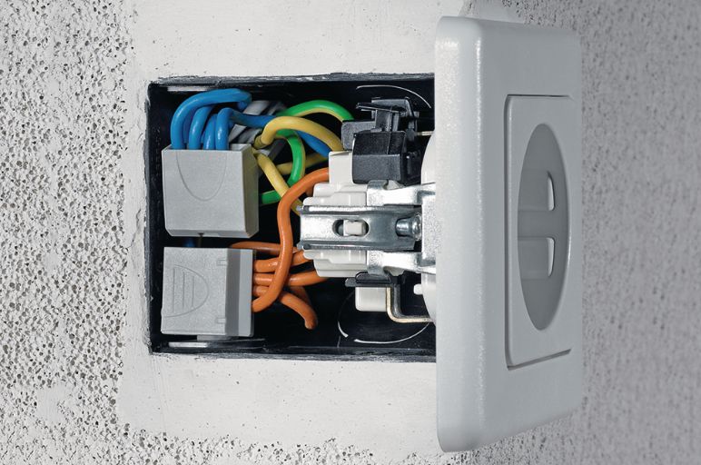 Aplicación de Conectores eléctricos para cables HelaCon Easy