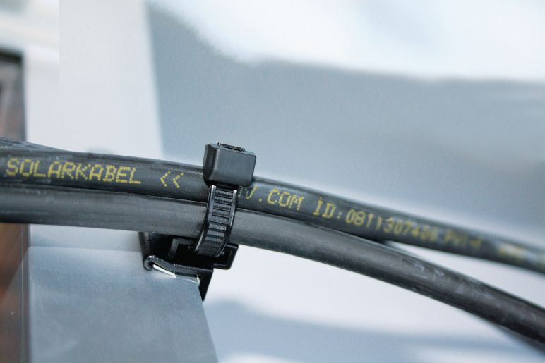 bridas para cables con resistencia UV para utilizar en plantas solares de HellermannTyton