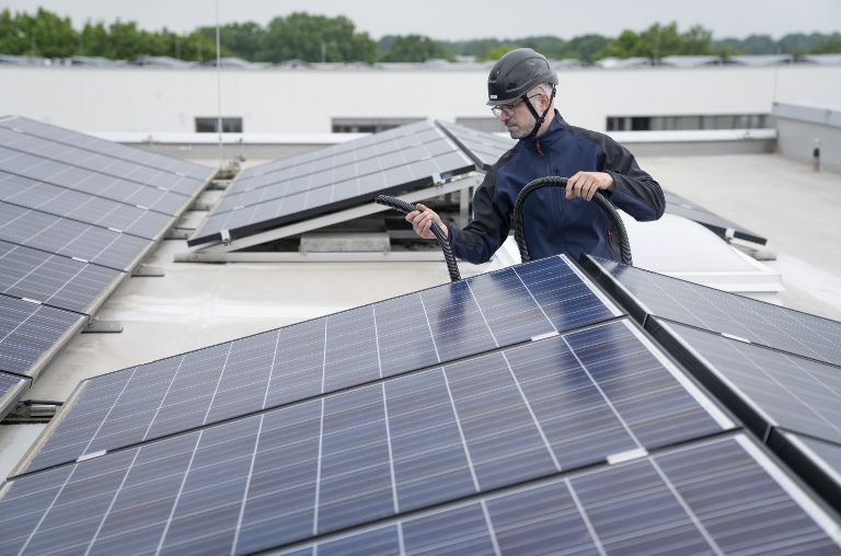 El kit definitivo en el que encontrará los productos necesarios para identificar, fijar, proteger y aislar su instalación solar de manera sencilla y rápida